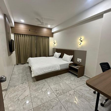 Hotel Fun N Food Bhuj Buitenkant foto