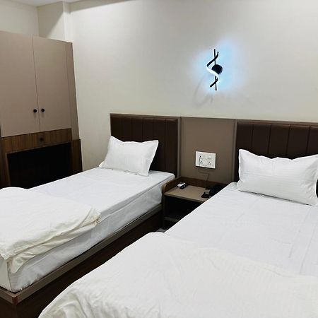 Hotel Fun N Food Bhuj Buitenkant foto