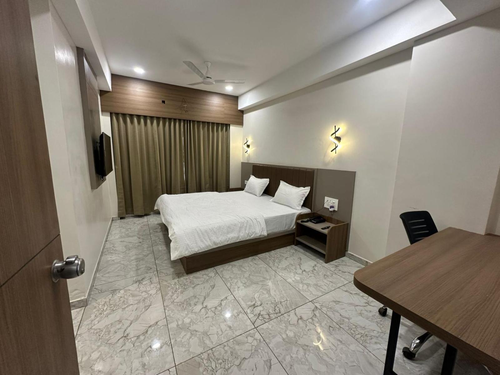 Hotel Fun N Food Bhuj Buitenkant foto