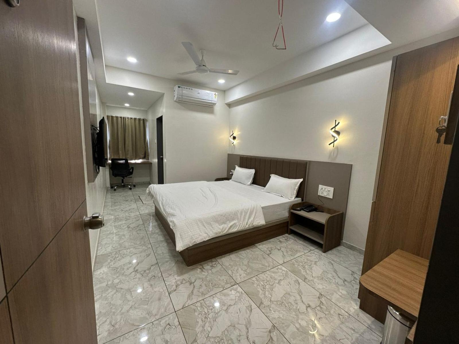 Hotel Fun N Food Bhuj Buitenkant foto