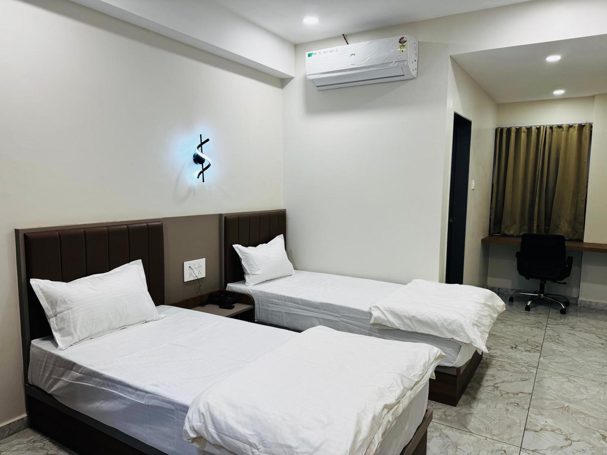 Hotel Fun N Food Bhuj Buitenkant foto