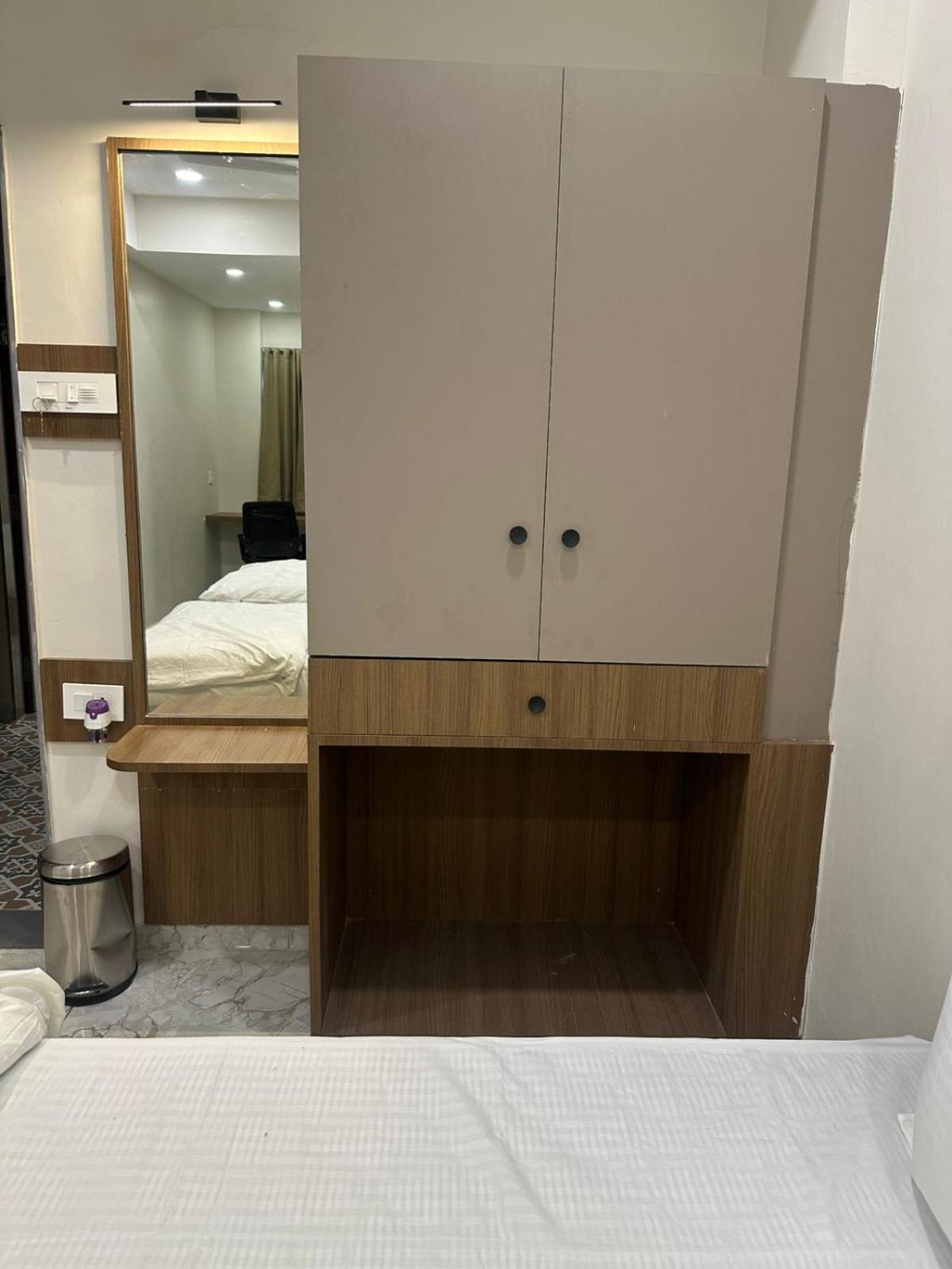 Hotel Fun N Food Bhuj Buitenkant foto