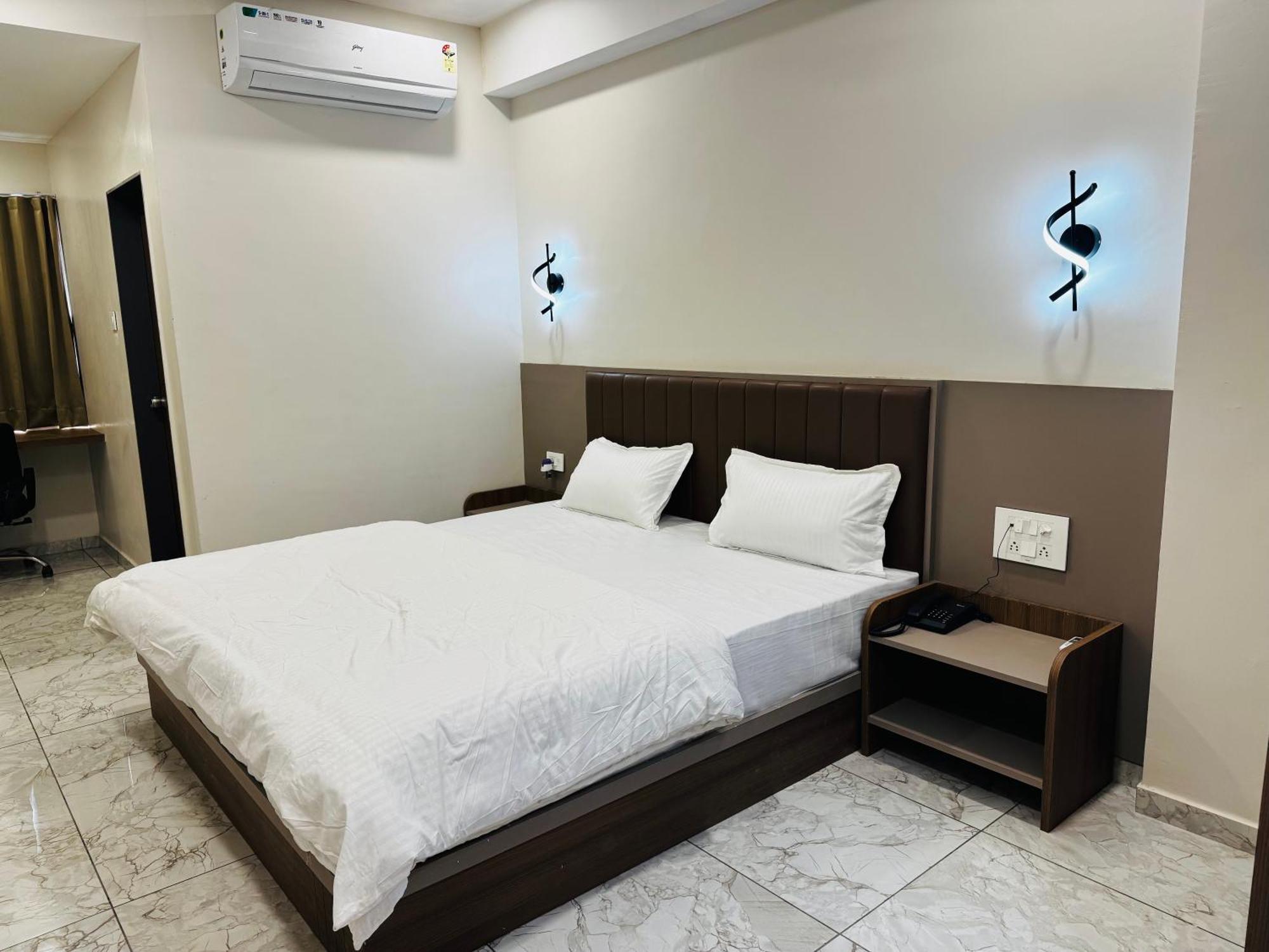 Hotel Fun N Food Bhuj Buitenkant foto