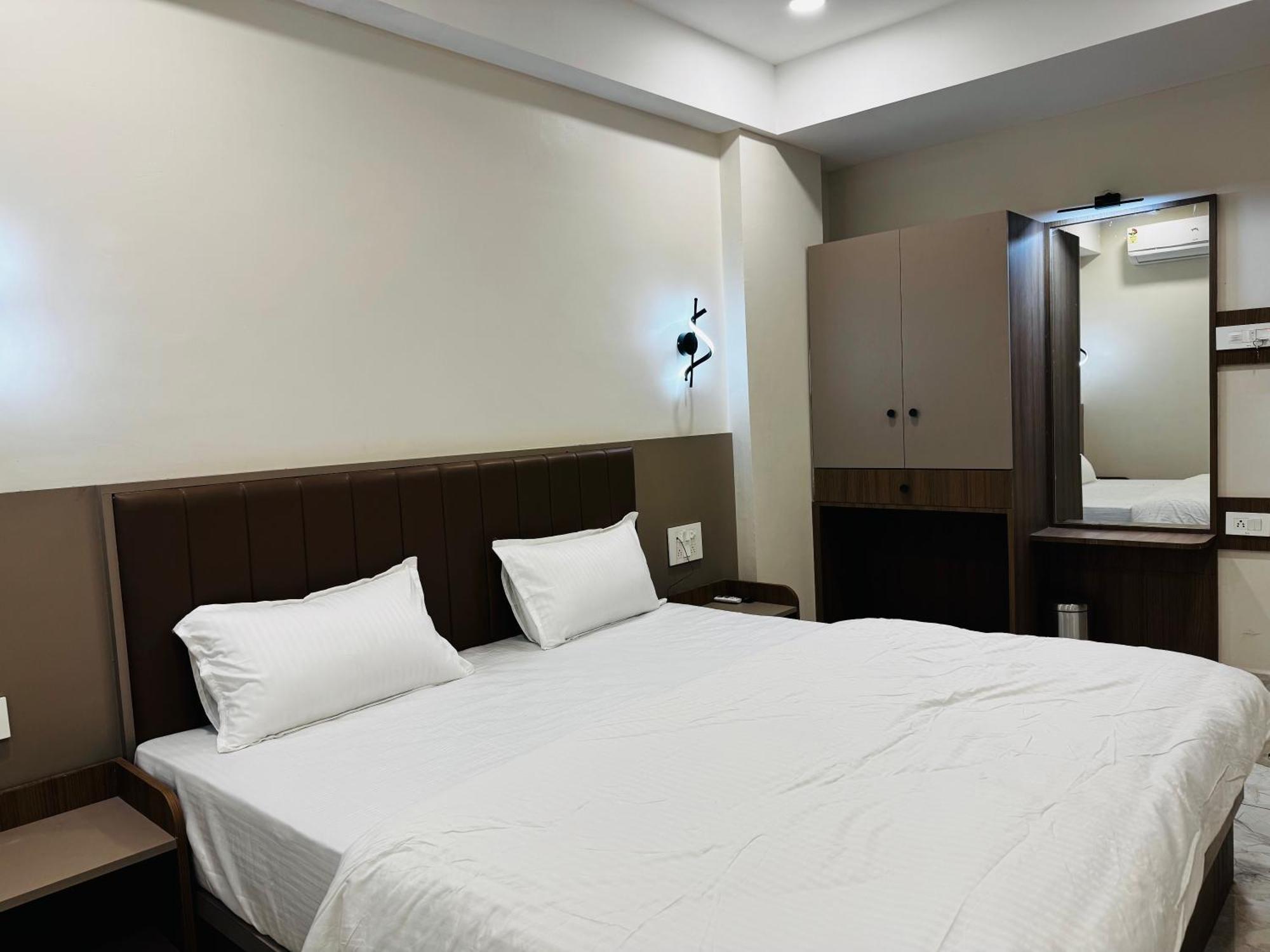 Hotel Fun N Food Bhuj Buitenkant foto