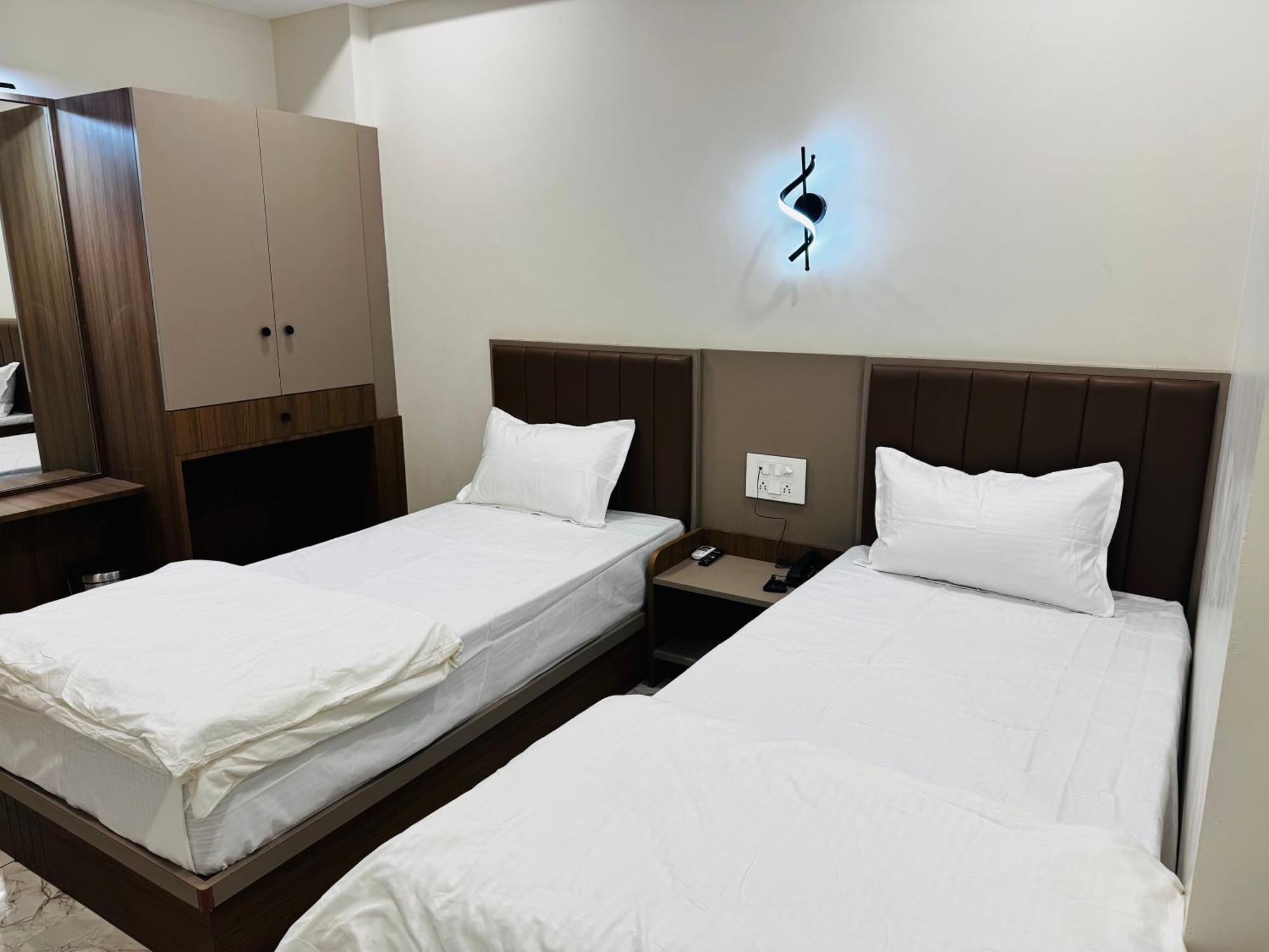 Hotel Fun N Food Bhuj Buitenkant foto