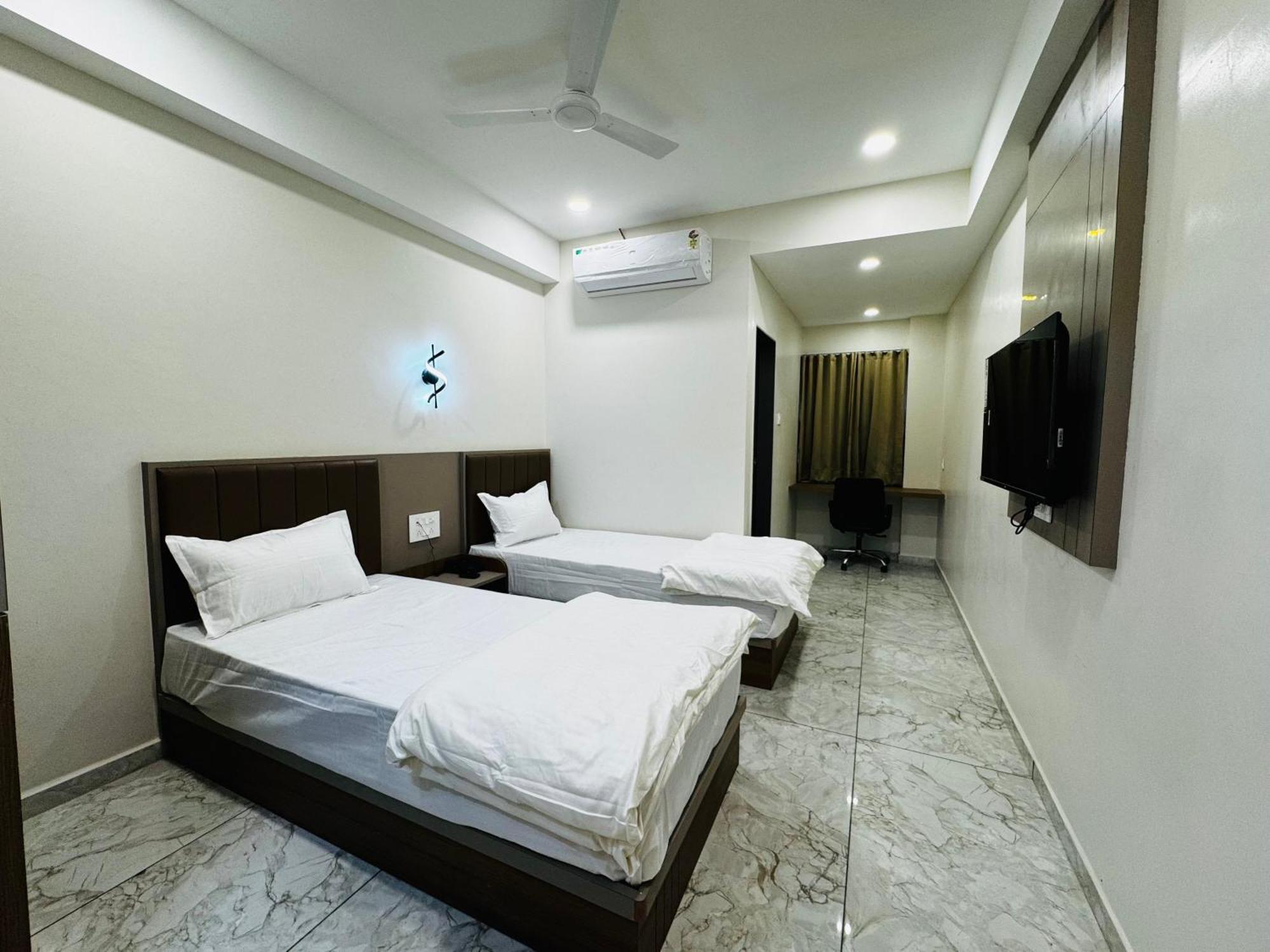 Hotel Fun N Food Bhuj Buitenkant foto