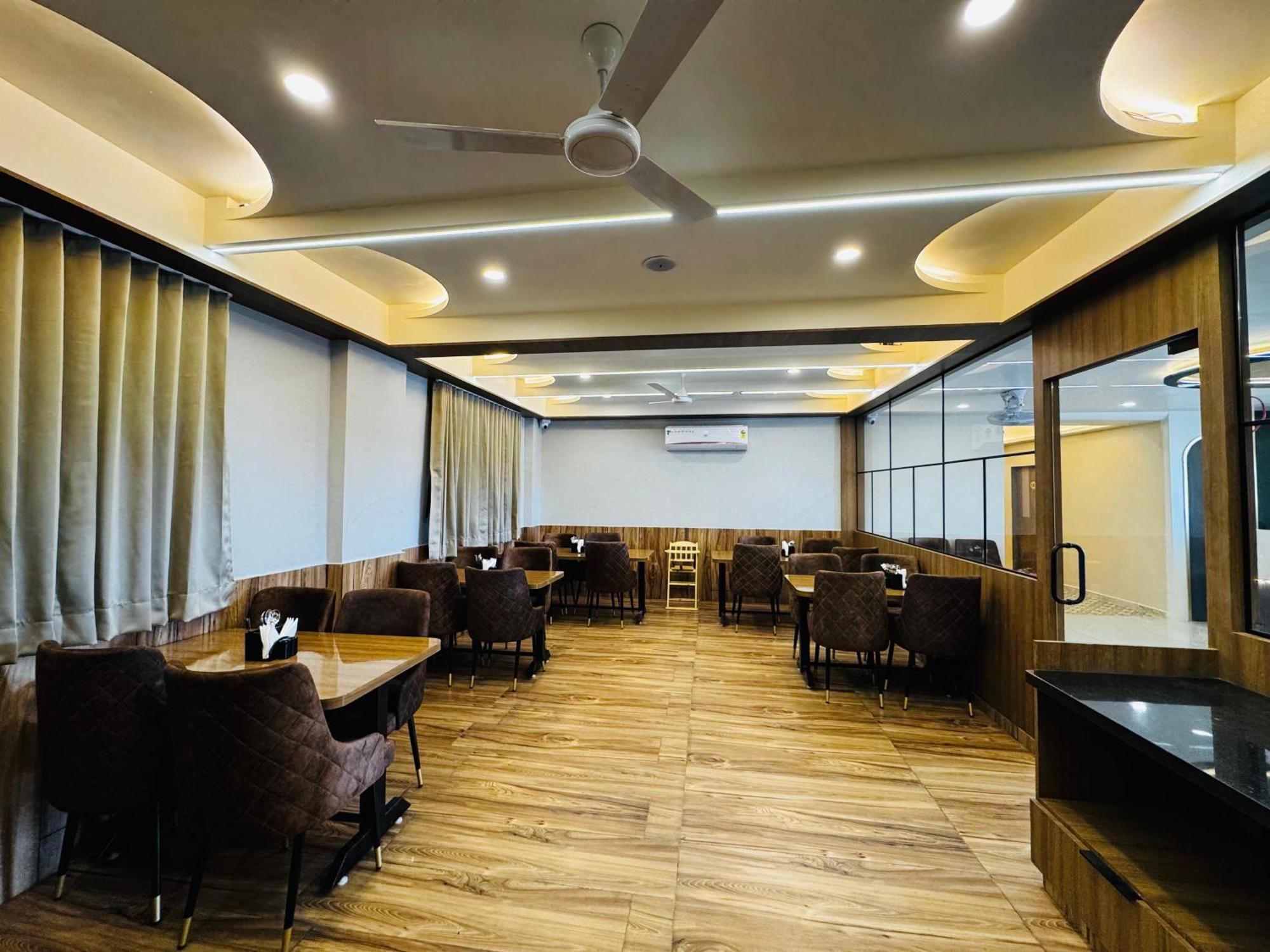 Hotel Fun N Food Bhuj Buitenkant foto