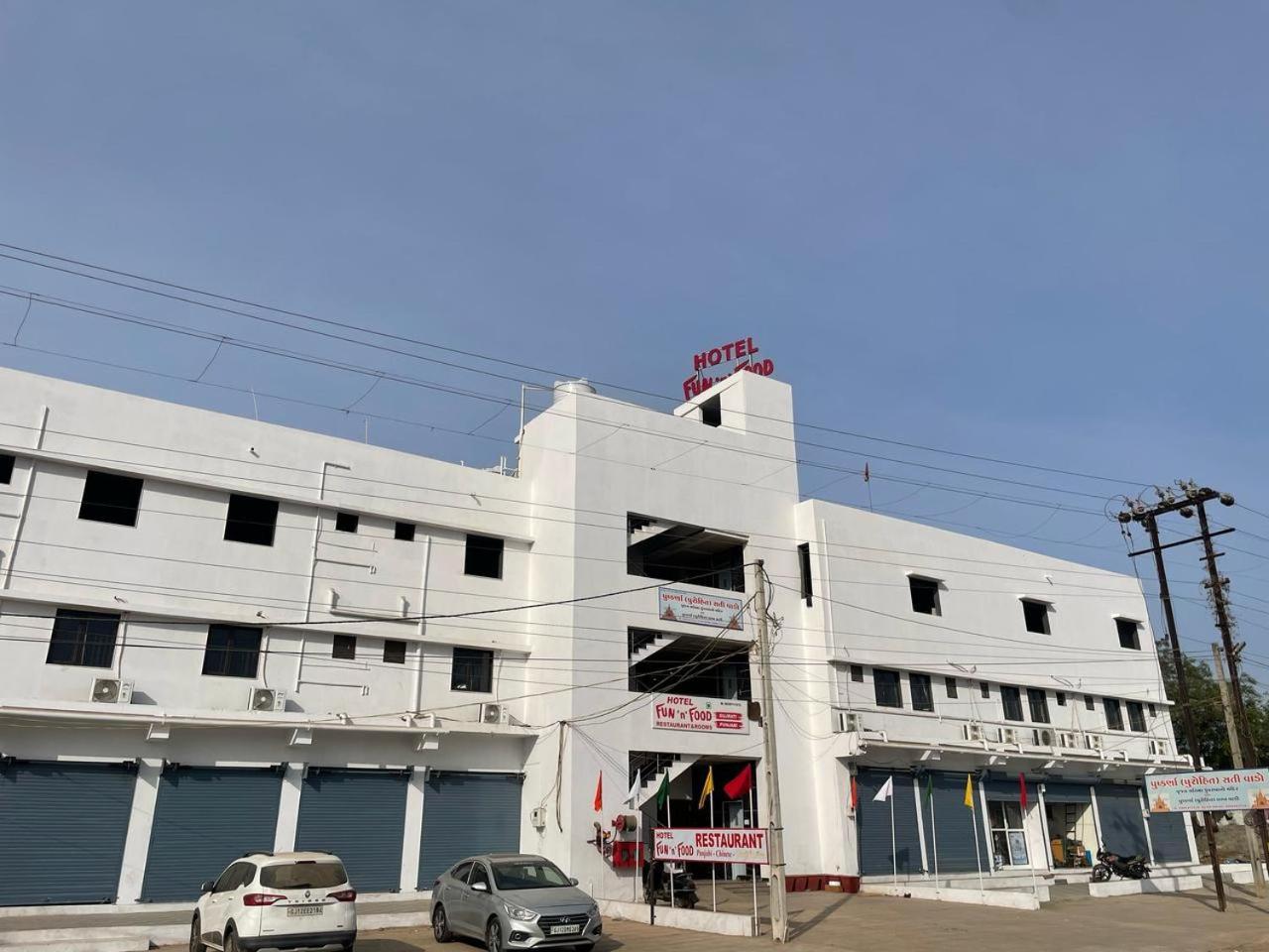 Hotel Fun N Food Bhuj Buitenkant foto