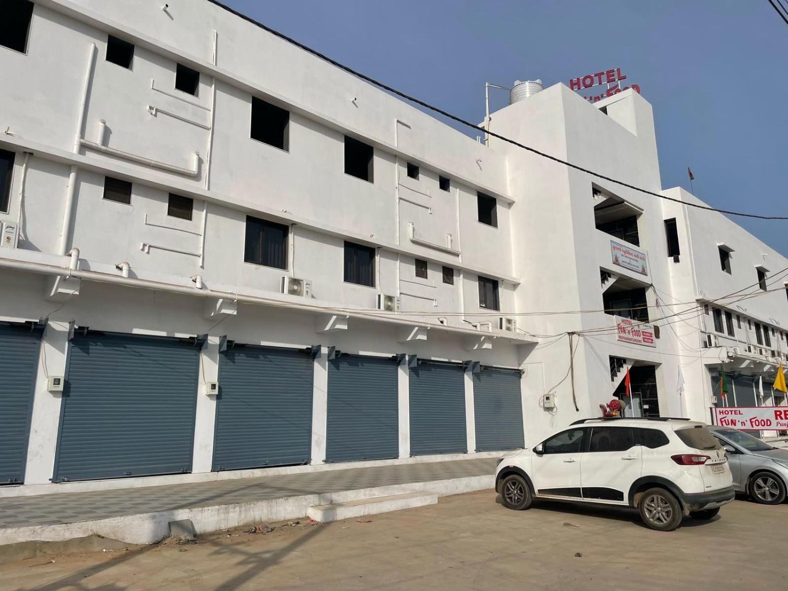 Hotel Fun N Food Bhuj Buitenkant foto