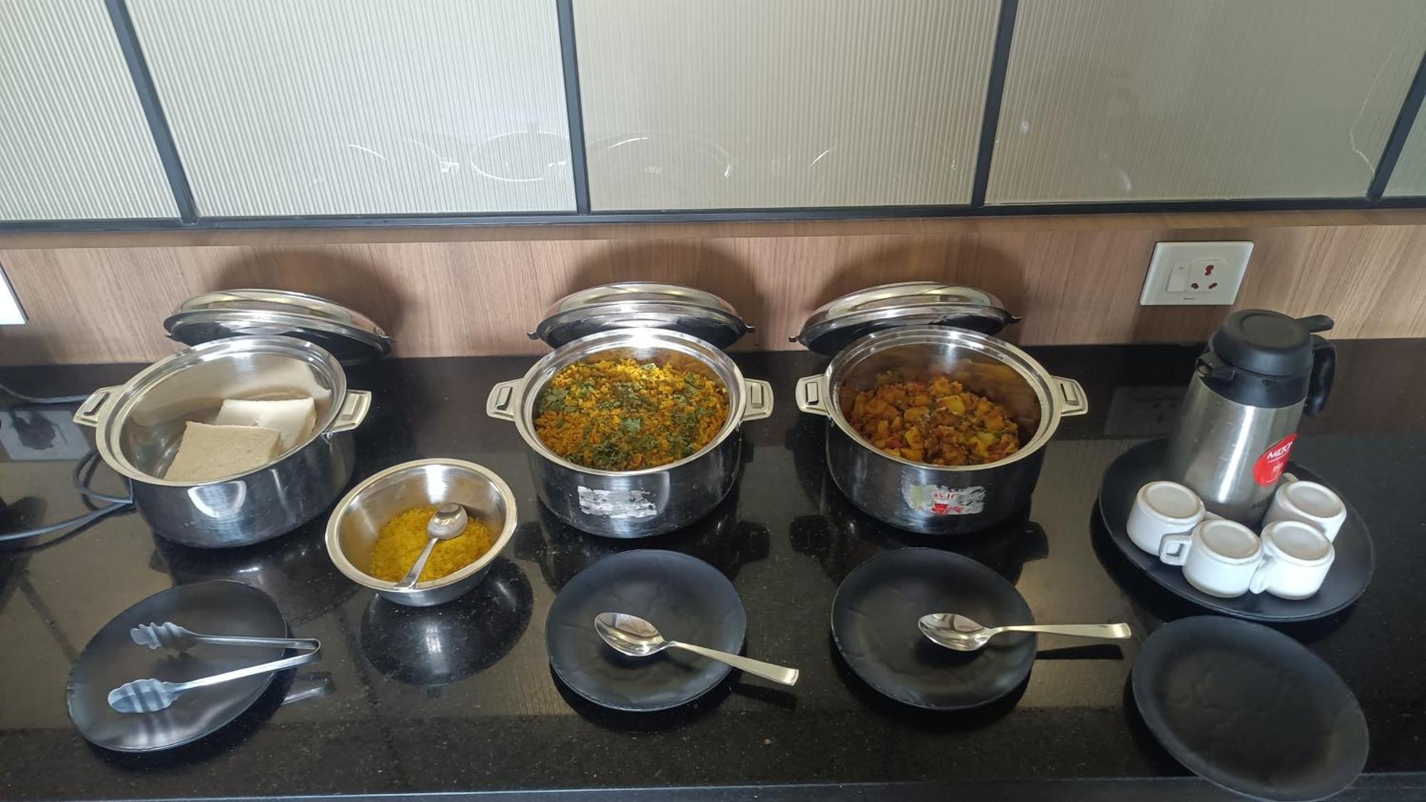 Hotel Fun N Food Bhuj Buitenkant foto